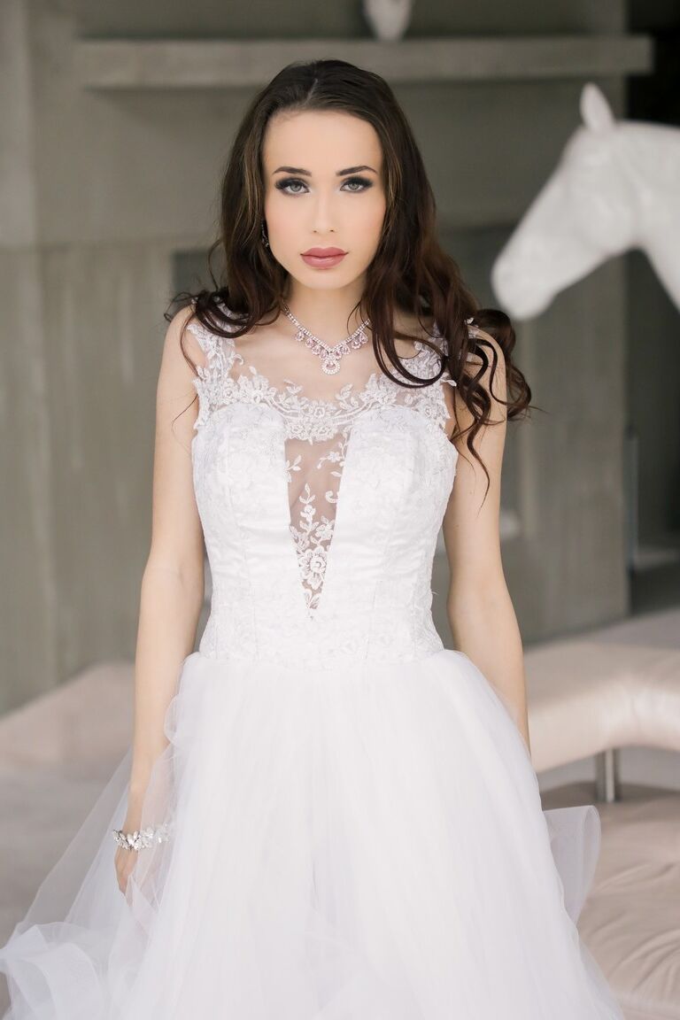 12P A morena sexy Nicole Love perde o vestido de noiva enquanto fazia sexo em uma limusine