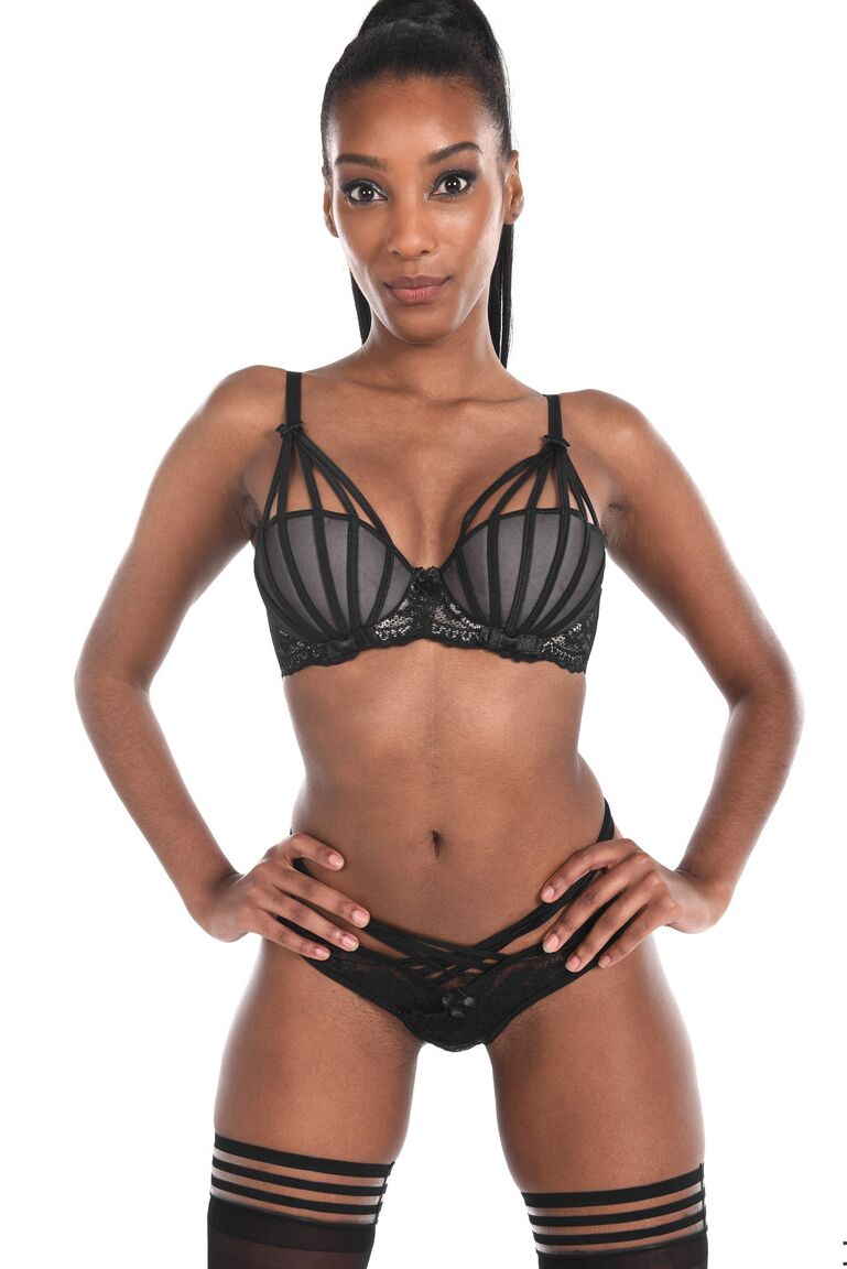 15P Asia Rae, grand mannequin ébène, joue avec sa chatte après avoir abandonné sa lingerie