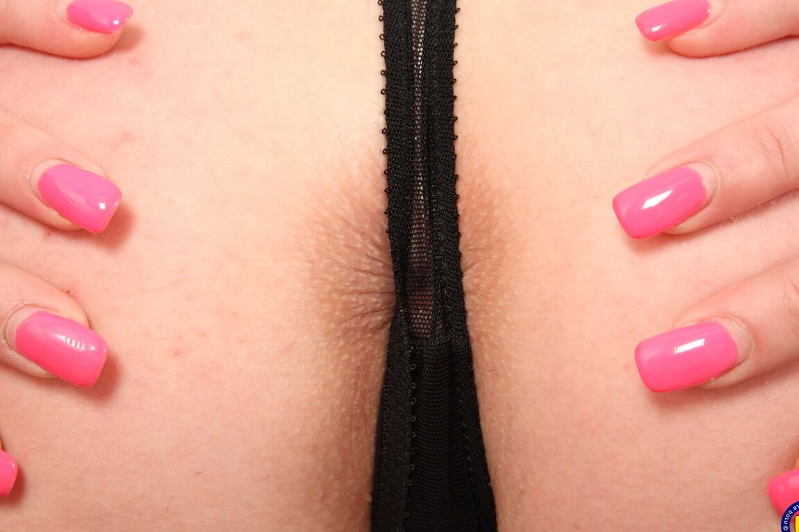 21P Loira madura Axa Jay tira a saia vermelha e se masturba em lingerie