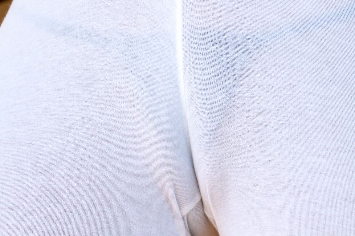 15P Salopes chaudes à gros seins exhibant d'énormes tétons et cul chaud