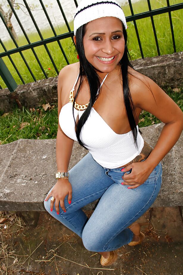Die 16P vollbusige brasilianische MILF Alessandra Marques lässt schöne Melonen los