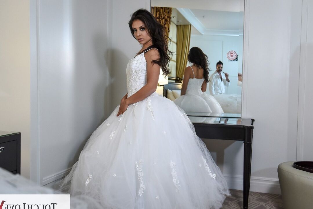 20P La caliente morena Jynx muestra su culo desnudo antes de ponerse un vestido de novia