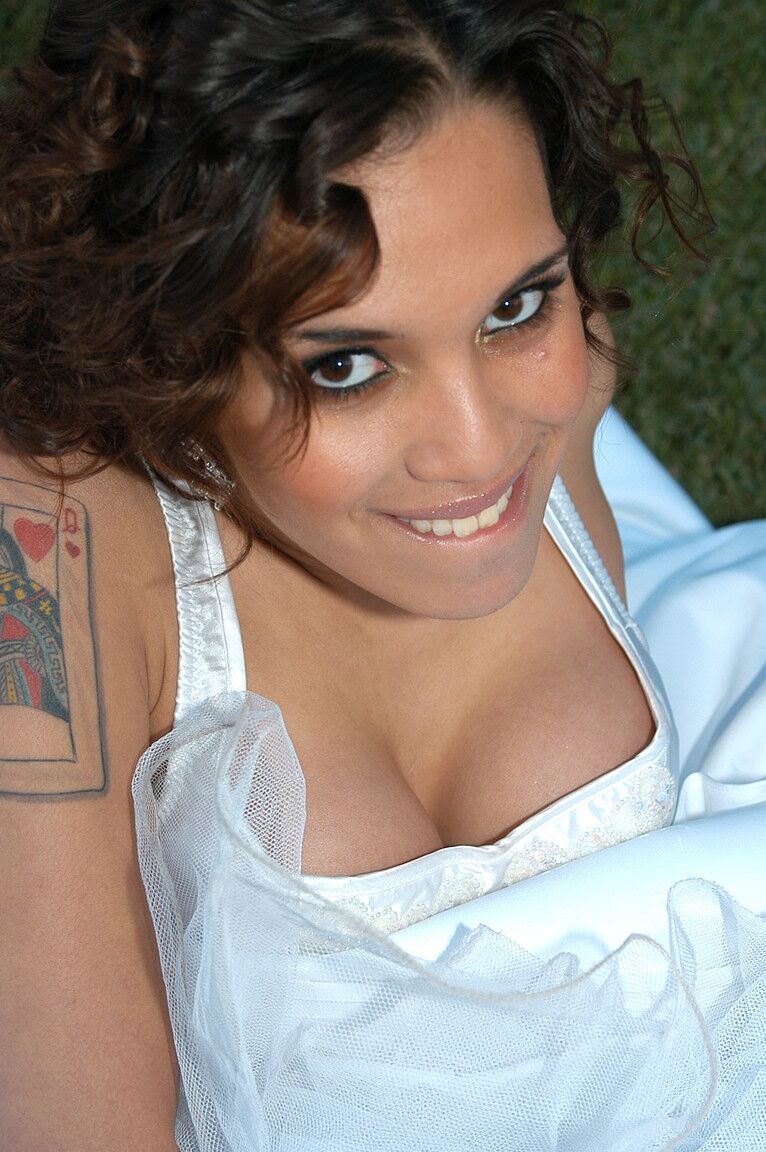 Die 17-jährige Latina-Braut Renae Cruz zieht ihr Hochzeitskleid aus, um auf dem Rasen zu masturbieren