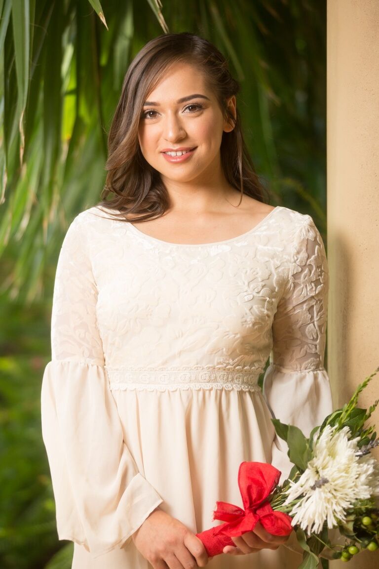 17P 小柄なエロティックな花嫁ラティーナ サラ ラヴヴが結婚式の亭で裸でポーズをとる