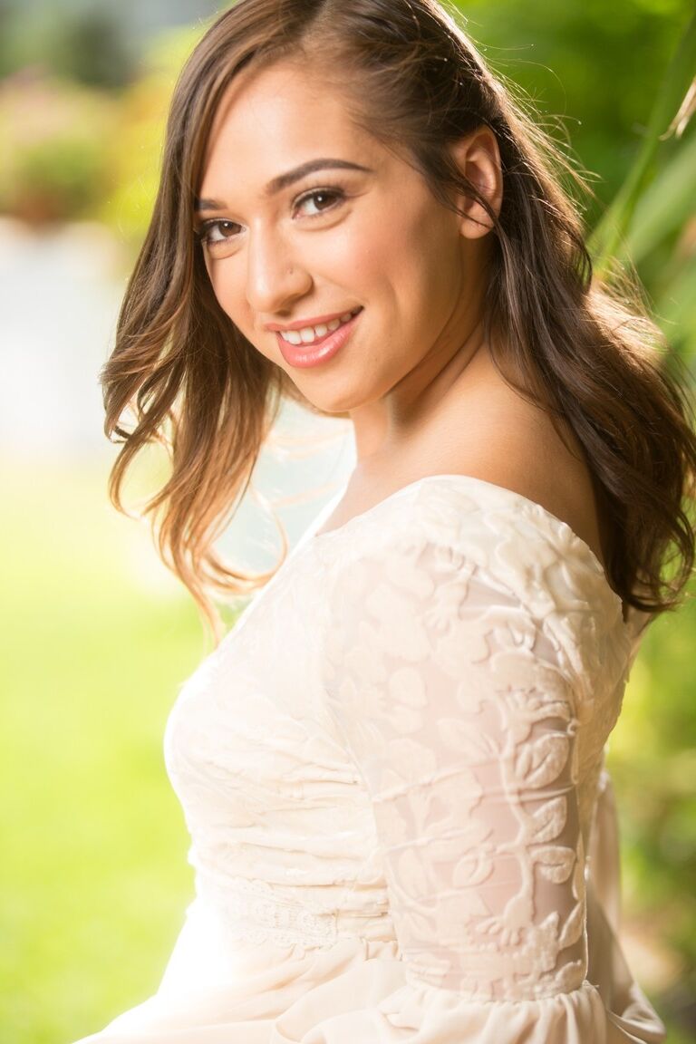 17P 小柄なエロティックな花嫁ラティーナ サラ ラヴヴが結婚式の亭で裸でポーズをとる