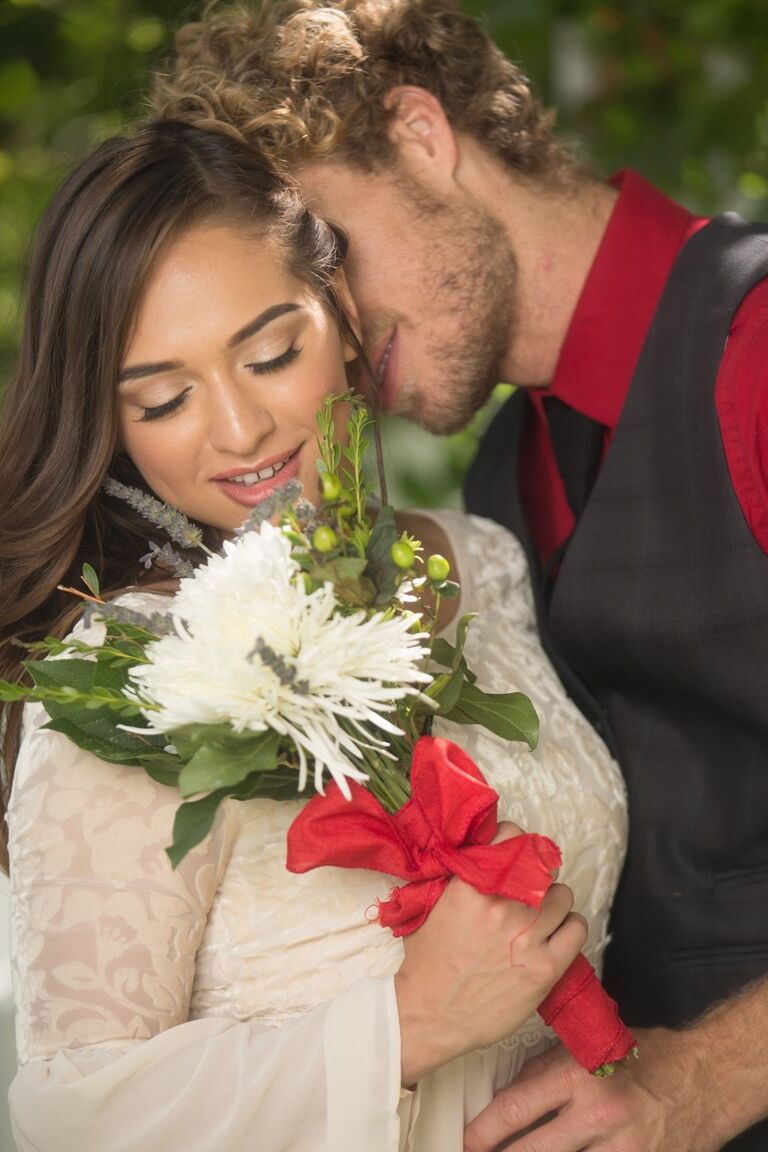 17P 小柄なエロティックな花嫁ラティーナ サラ ラヴヴが結婚式の亭で裸でポーズをとる