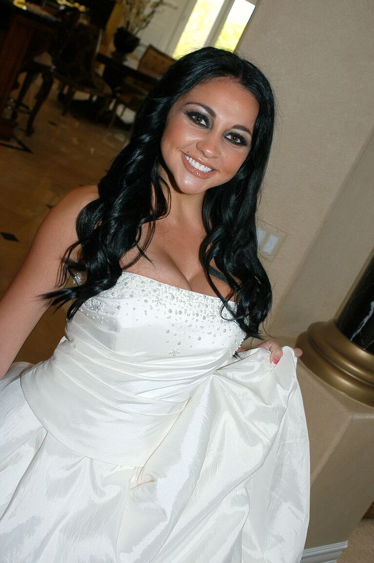 17P La estrella porno de pelo negro Audrey Bitoni desnuda sus tetas falsas el día de su boda