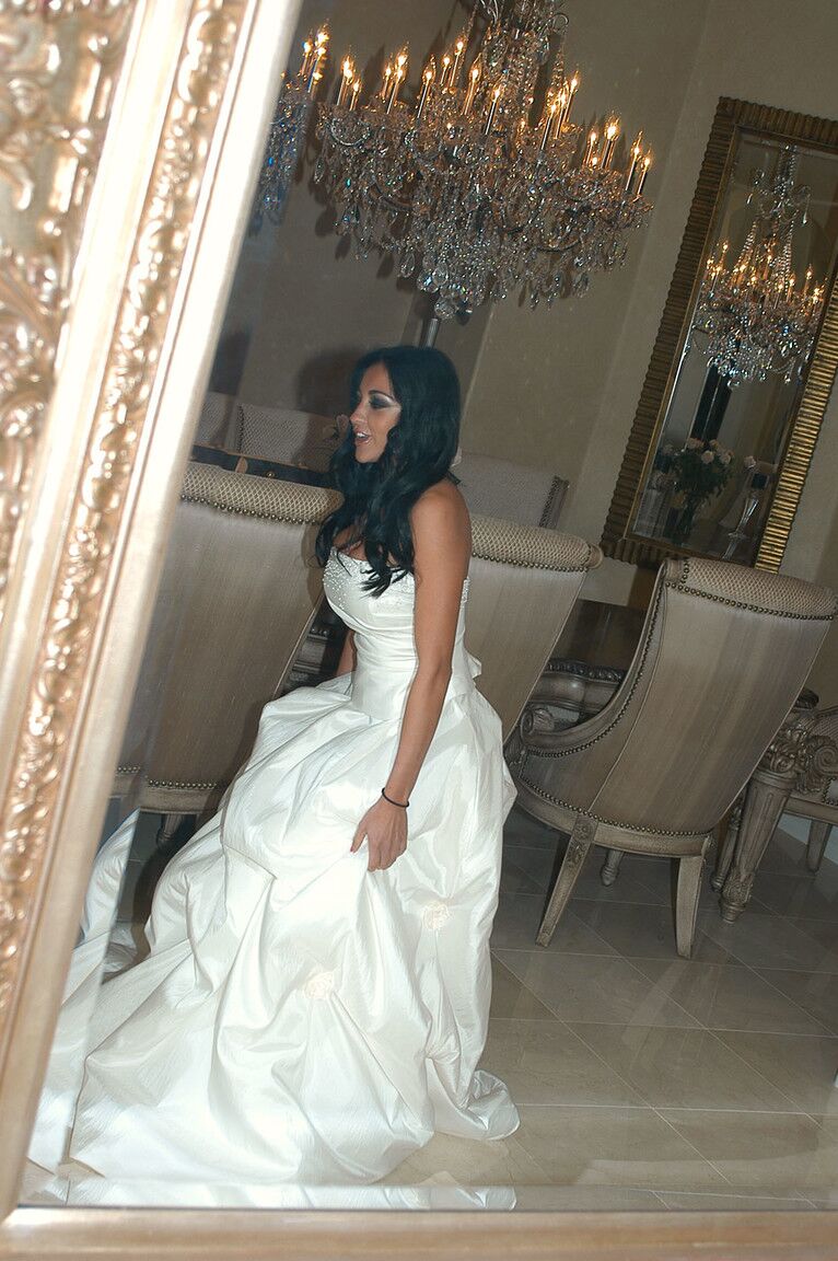 17P La estrella porno de pelo negro Audrey Bitoni desnuda sus tetas falsas el día de su boda