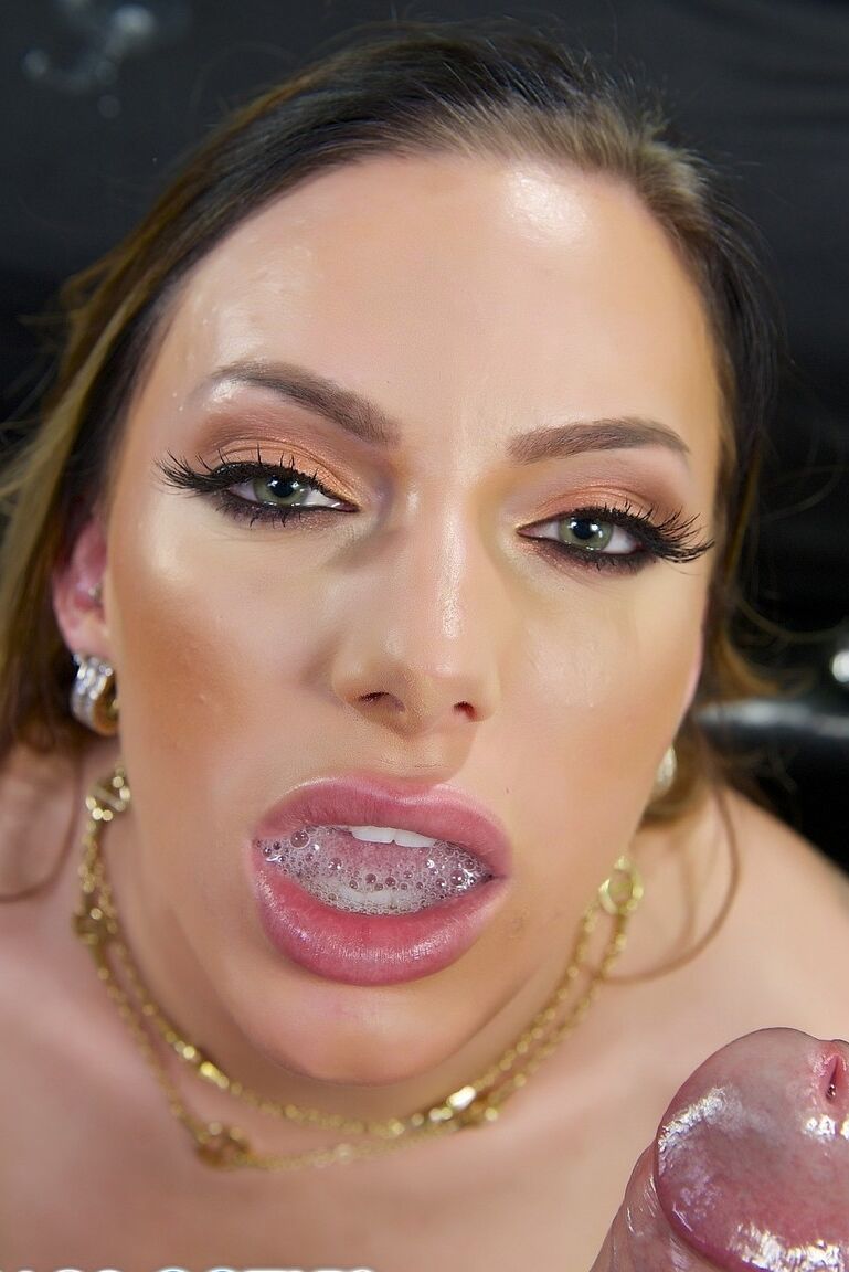 17P Juelz Ventura, latina encrée à genoux, suce une énorme bite et avale du sperme
