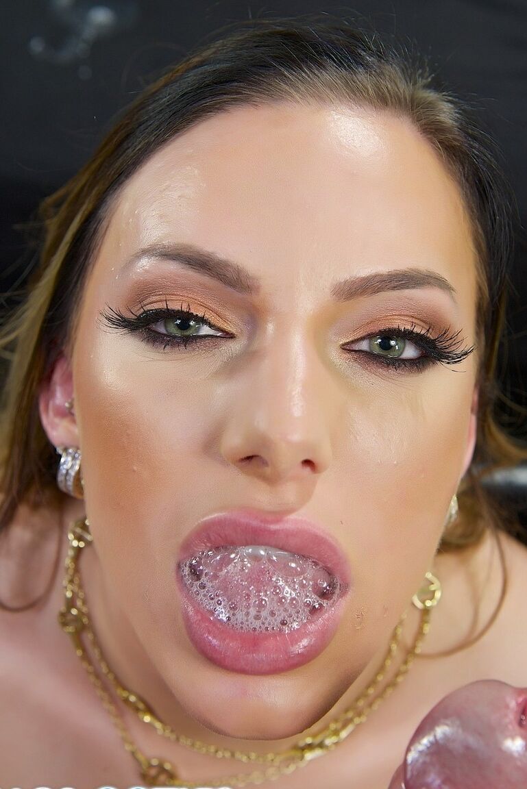 17P Juelz Ventura, latina encrée à genoux, suce une énorme bite et avale du sperme