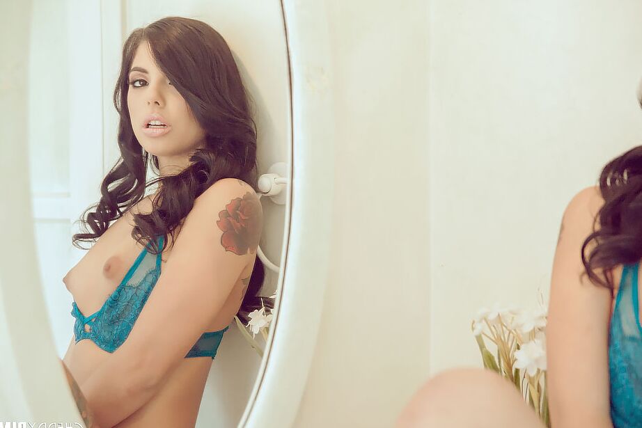 14P La joven latina Gina Valentina libera su coño rosado de la lencería sensual