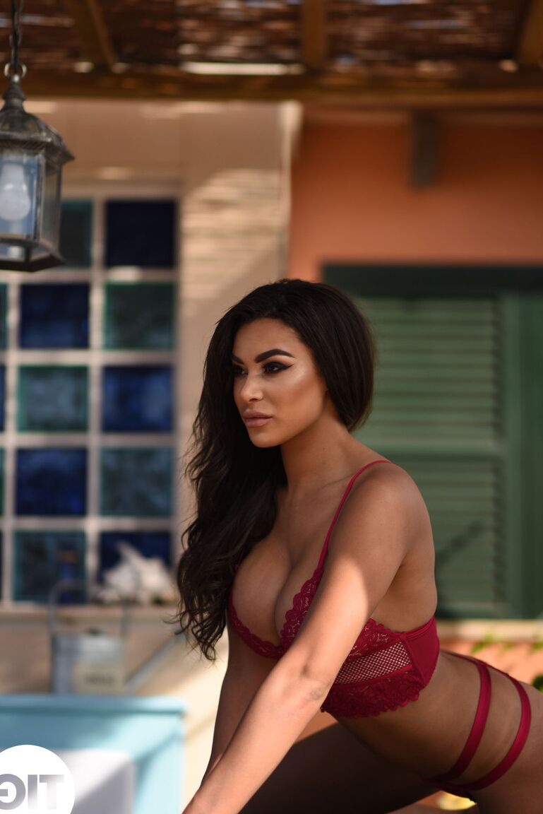 21P British MILF Olivia Berzinc revela seus peitos grandes enquanto posa em lingerie sexy