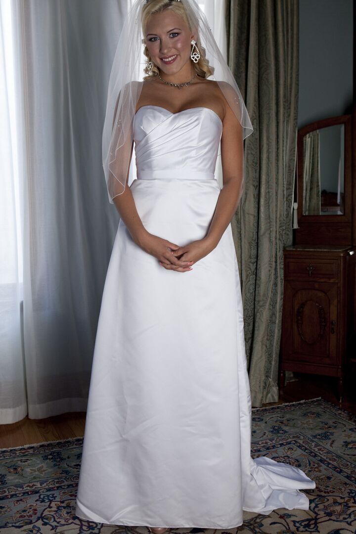 20P La novia rubia Katie Summers se quita el vestido de novia