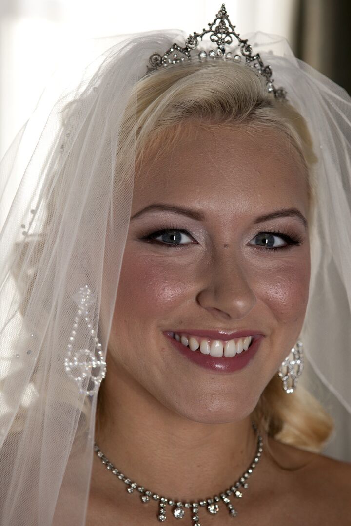 20P La novia rubia Katie Summers se quita el vestido de novia
