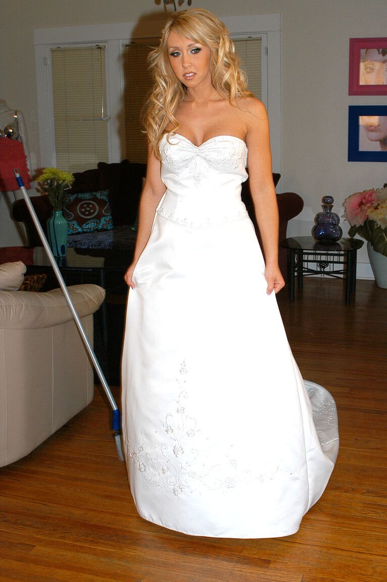 21P A nova esposa Jessica Lynn tira o vestido de noiva