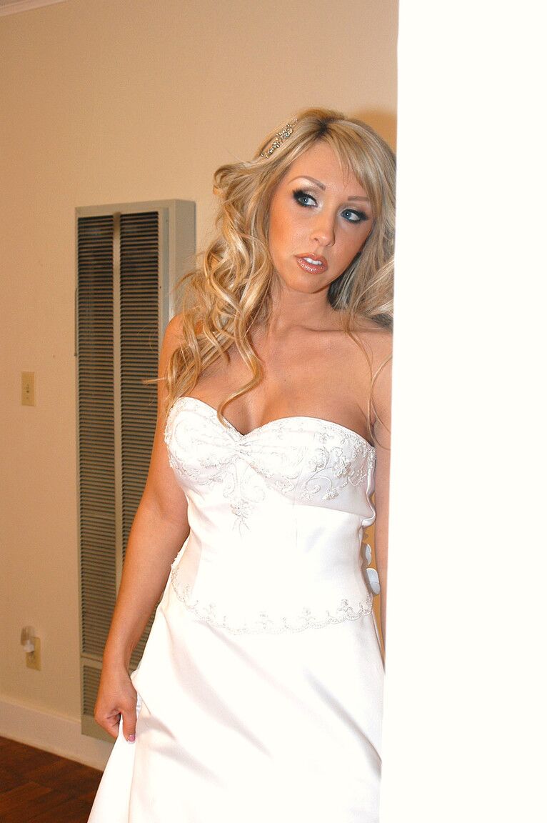 21P A nova esposa Jessica Lynn tira o vestido de noiva