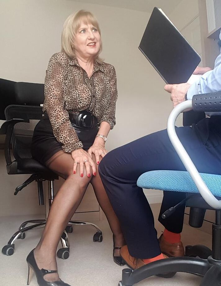 18P Mulher madura e gordinha Lorna Blu consegue um pau hardcore no escritório