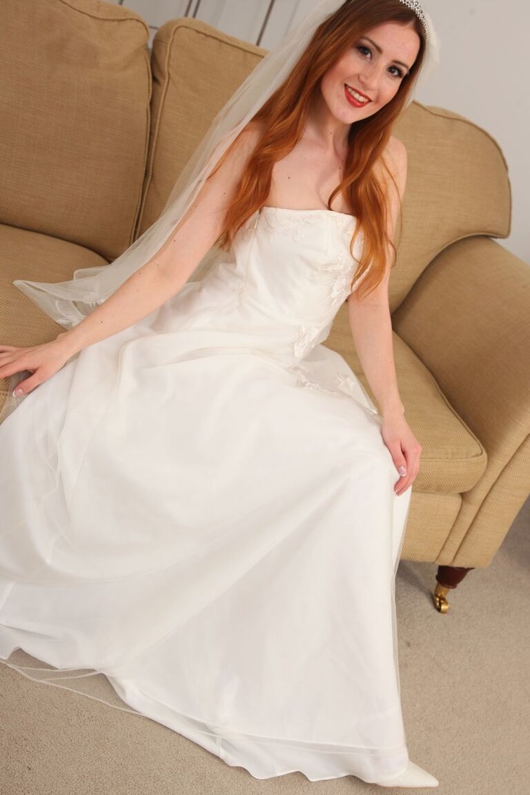 21P 甘いおっぱいを持つ魅力的な花嫁スカーロット ローズがストリップしてランジェリーとポーズをとる