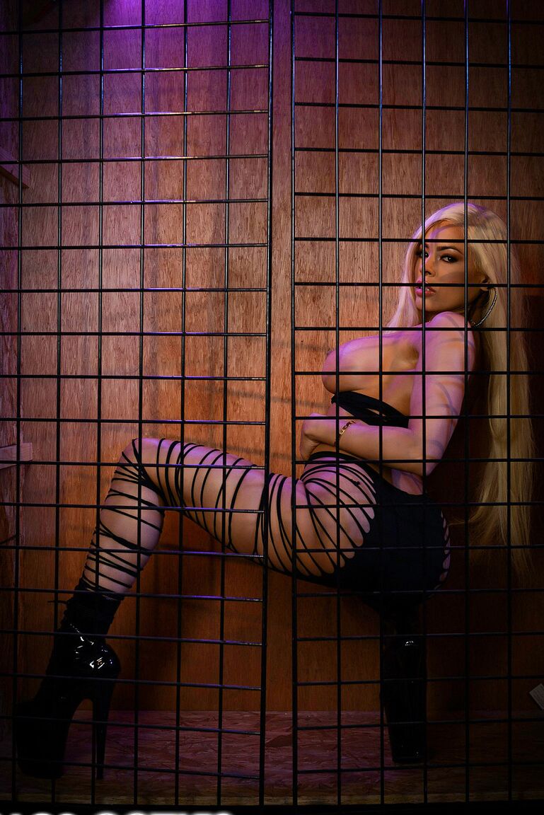 17P Atraente Latina Luna Star tira a roupa e sacode seu espólio gostoso na gaiola