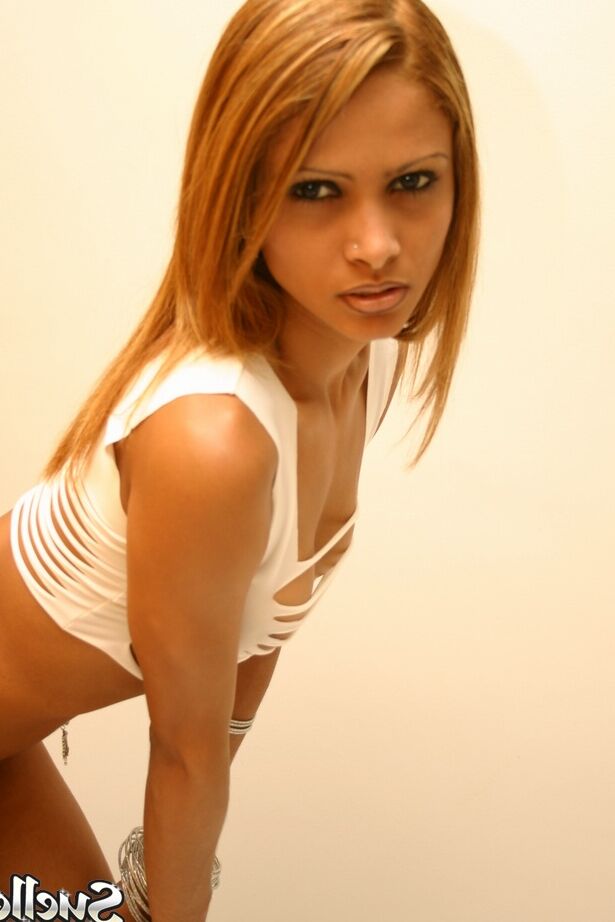 16P Slim Latina adolescente Suelle India apregoa sua bunda perfeita durante ação solo