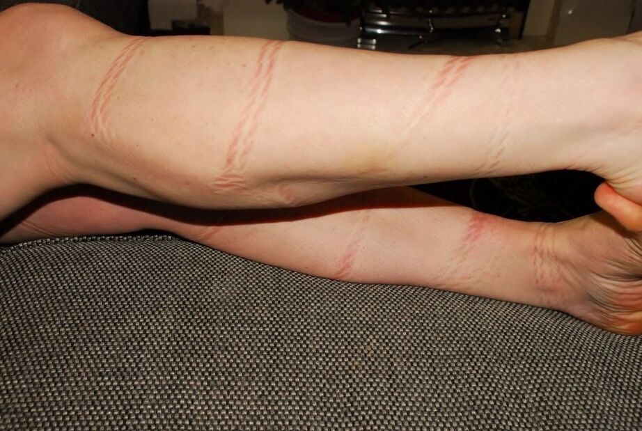 20P Juicey Janey, amateur britannique aux gros seins, se retrouve nue et attachée sur un canapé