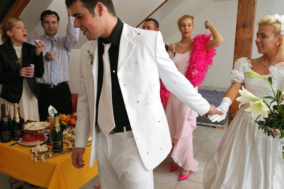 15P La nueva novia vestida con su vestido de novia practica deportes acuáticos en la recepción