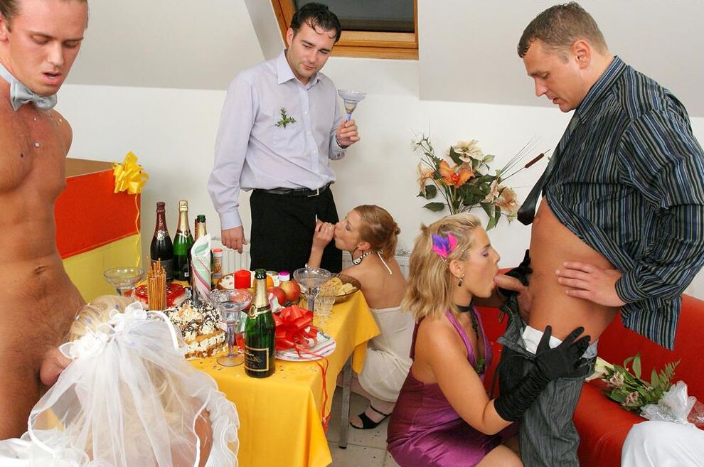 15P La nueva novia vestida con su vestido de novia practica deportes acuáticos en la recepción