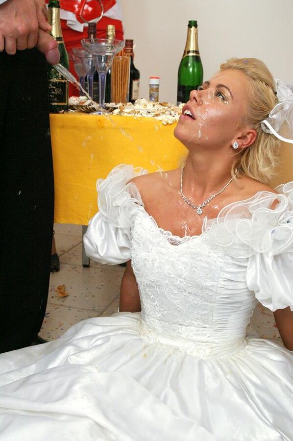 15P La nueva novia vestida con su vestido de novia practica deportes acuáticos en la recepción