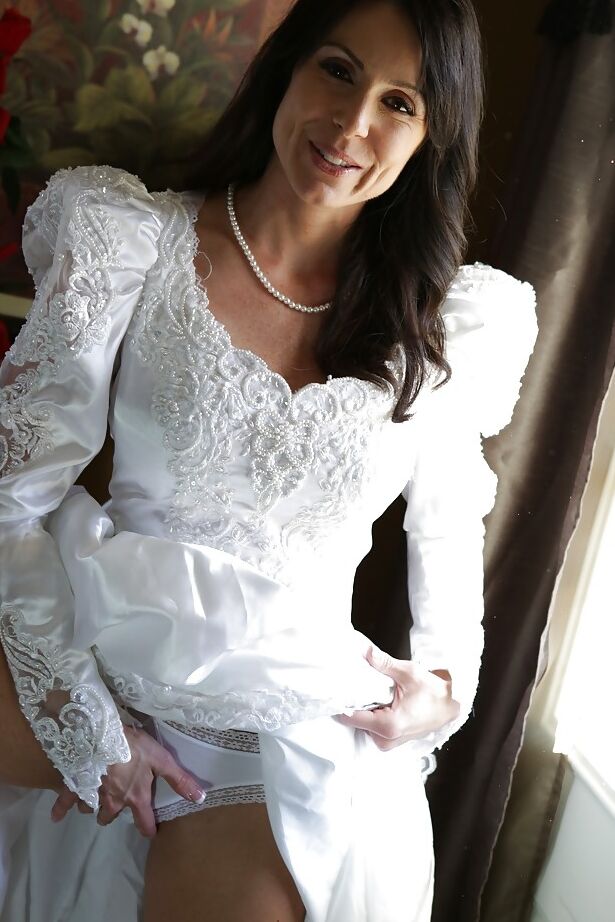 16P La caliente estrella porno Kendra Lust despojándose de su vestido de novia y su lencería
