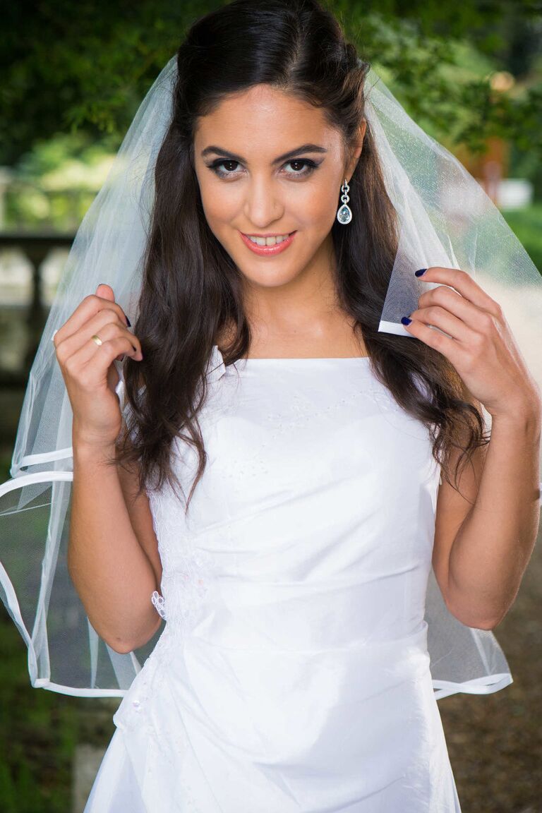 21P La brune élancée en robe de mariée Carolina Abril dévoile ses seins et son cul naturels.