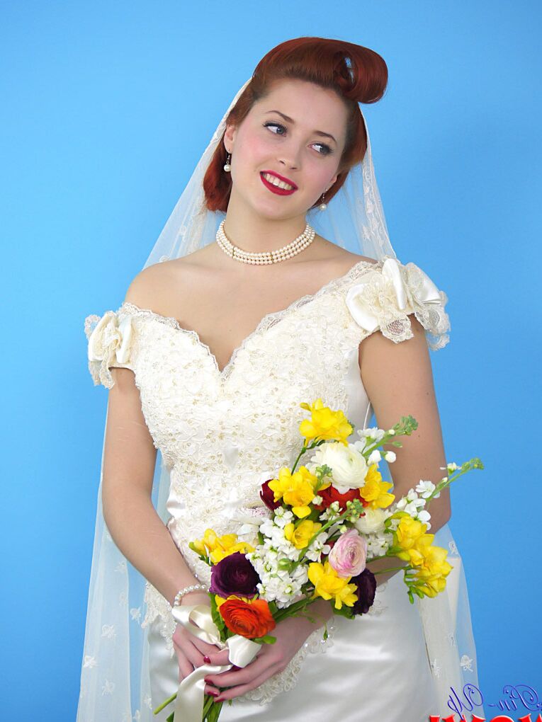 17P A ruiva natural Lucy V tira o vestido de noiva e descobre grandes seios naturais