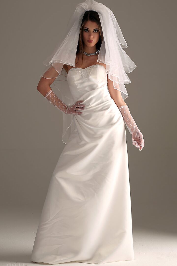 Le mannequin glamour 16P Little Caprice enlève sa robe de mariée