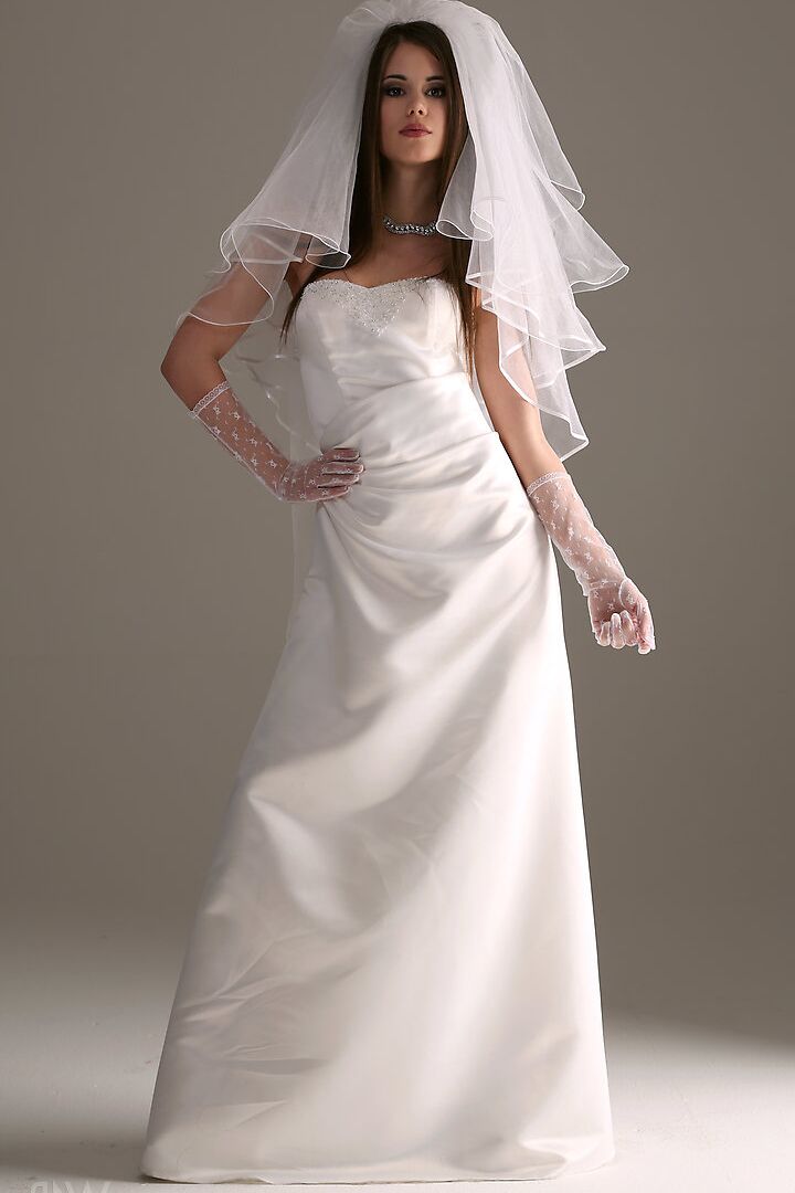 Le mannequin glamour 16P Little Caprice enlève sa robe de mariée
