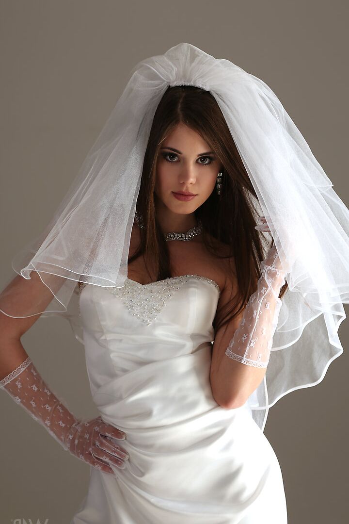 Le mannequin glamour 16P Little Caprice enlève sa robe de mariée