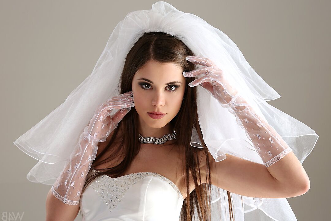 Le mannequin glamour 16P Little Caprice enlève sa robe de mariée