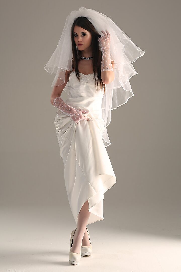 Le mannequin glamour 16P Little Caprice enlève sa robe de mariée