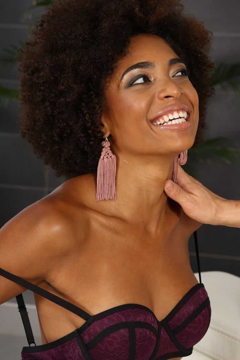 15P La sexy negra Luna Corazon muestra su coño con creampie después de follar