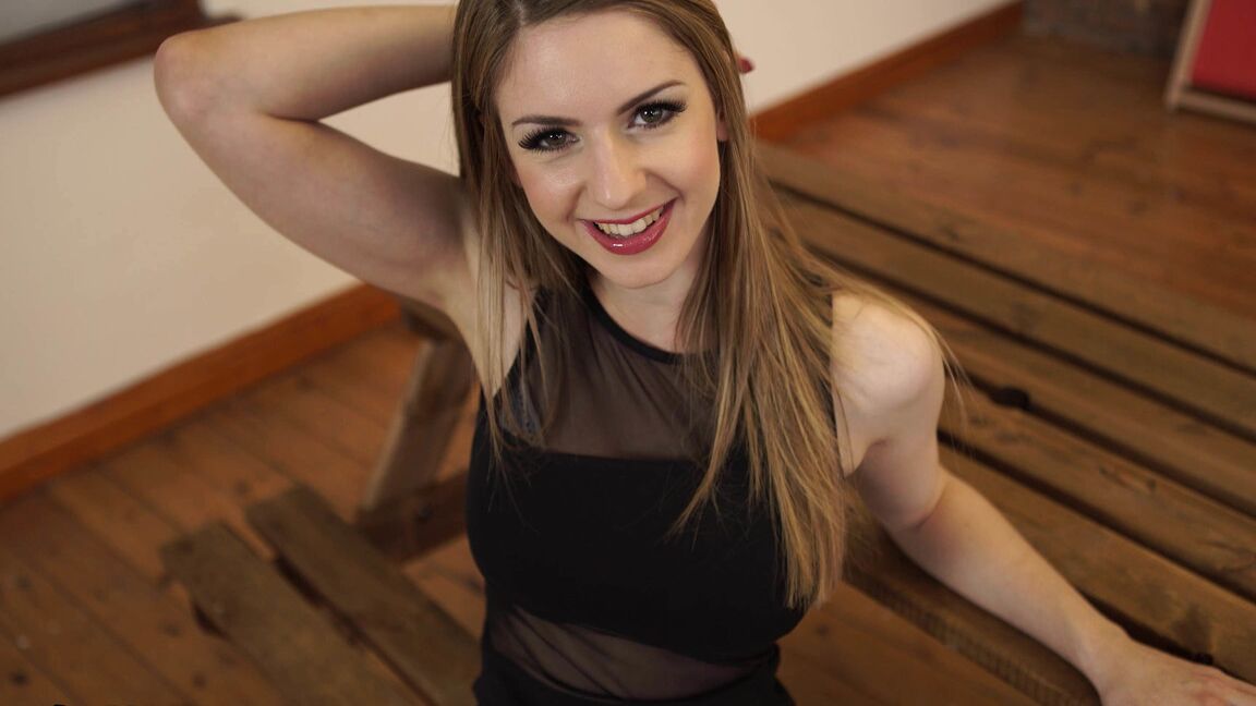 Das 16P-Modell Stella Cox mit den großen Titten zieht ihre sexy Unterwäsche aus, um ihre geile Muschi zu reiben