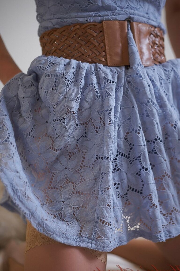 12P A beleza loira Sam Tye tira a meia-calça colorida em sua cama