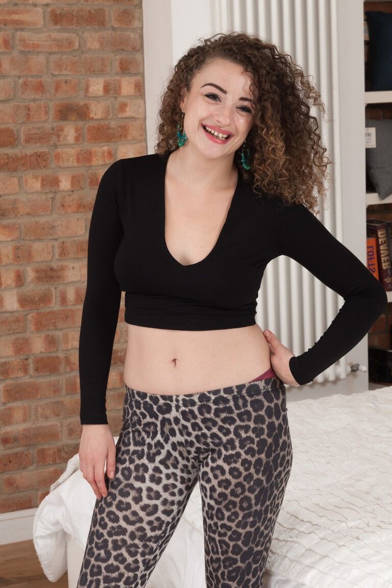 17P La hermosa modelo británica Ella Tripp abre su tupido coño