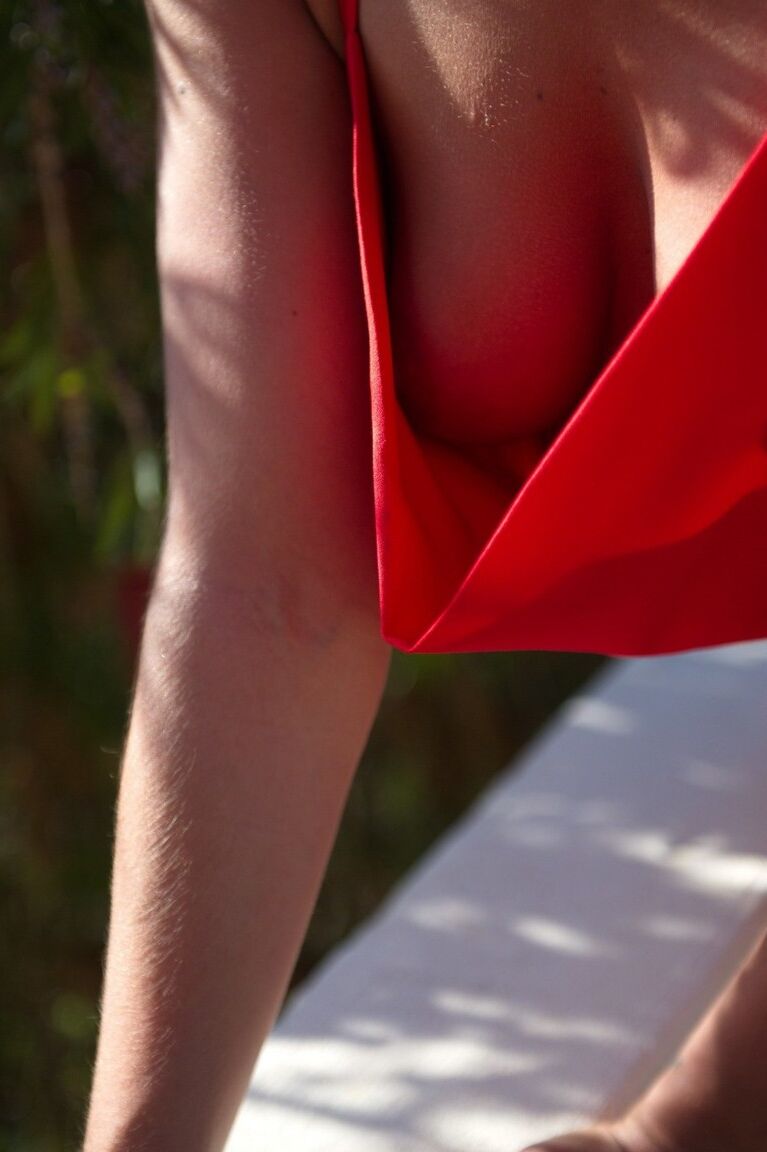 Le mannequin solo 12P Harriette Taylor enlève une longue robe rouge pour poser nue sur une chaise.