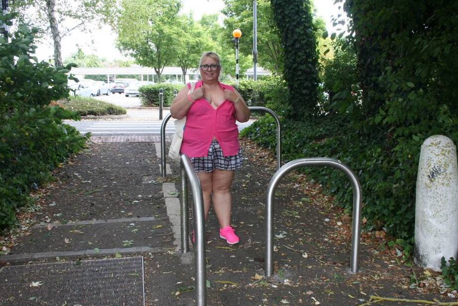 20P Amateur BBW Lexie Cummings porte un plug anal en queue de raton laveur lors d'une promenade en plein air