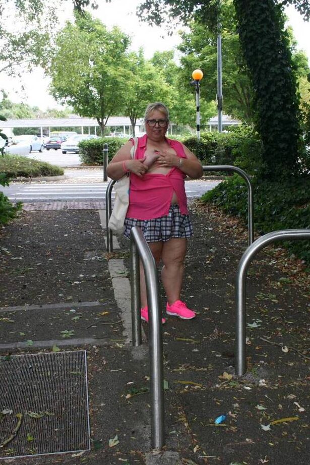 20P Amateur BBW Lexie Cummings porte un plug anal en queue de raton laveur lors d'une promenade en plein air