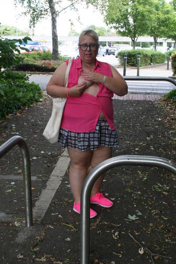 20P Amateur BBW Lexie Cummings porte un plug anal en queue de raton laveur lors d'une promenade en plein air