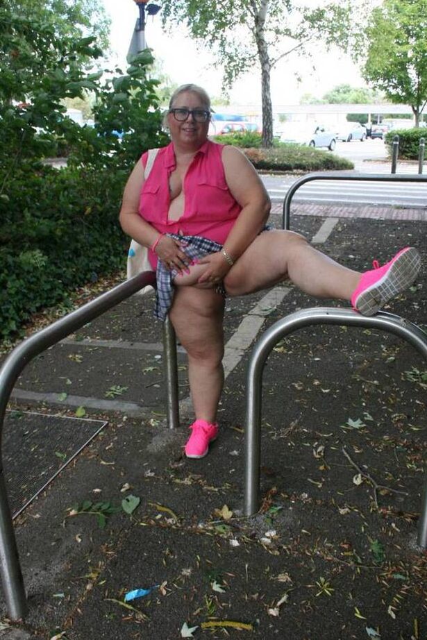 20P Amateur BBW Lexie Cummings porte un plug anal en queue de raton laveur lors d'une promenade en plein air