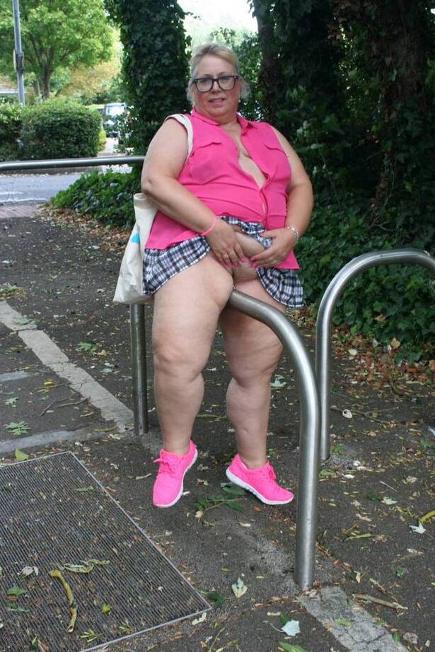 20P Amateur BBW Lexie Cummings porte un plug anal en queue de raton laveur lors d'une promenade en plein air