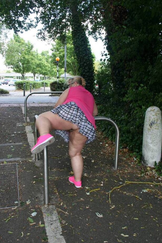 20P Amateur BBW Lexie Cummings porte un plug anal en queue de raton laveur lors d'une promenade en plein air