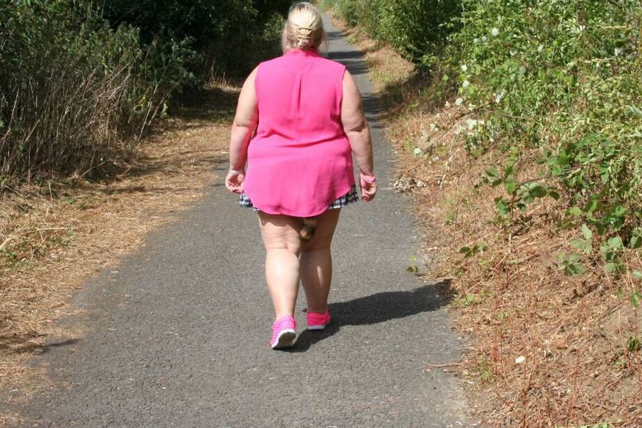 20P Amateur BBW Lexie Cummings porte un plug anal en queue de raton laveur lors d'une promenade en plein air