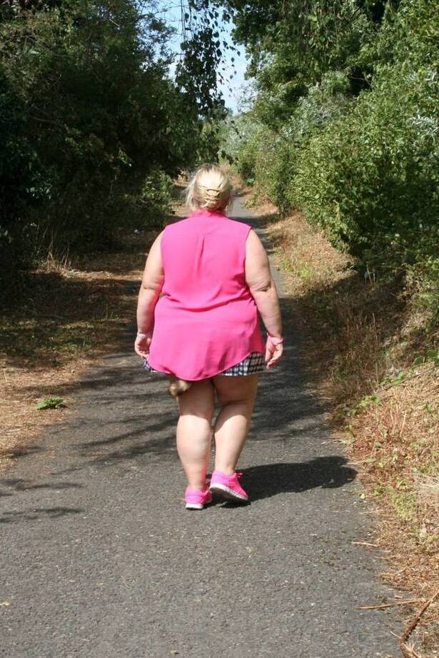 20P Amateur BBW Lexie Cummings porte un plug anal en queue de raton laveur lors d'une promenade en plein air
