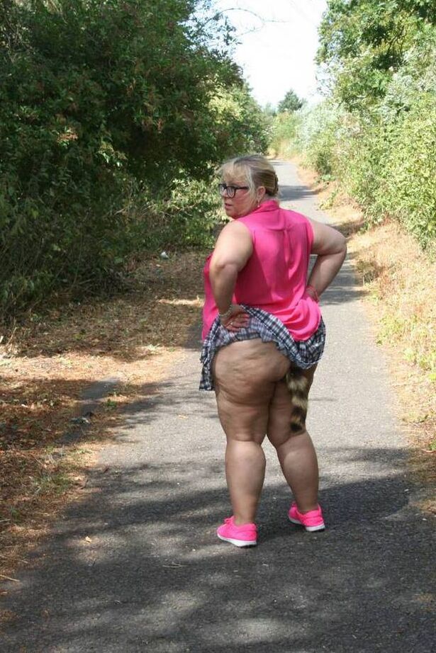 20P Amateur BBW Lexie Cummings porte un plug anal en queue de raton laveur lors d'une promenade en plein air